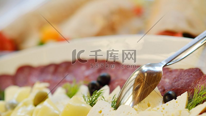 食品OEM代工与贴牌：揭秘背后的区别**